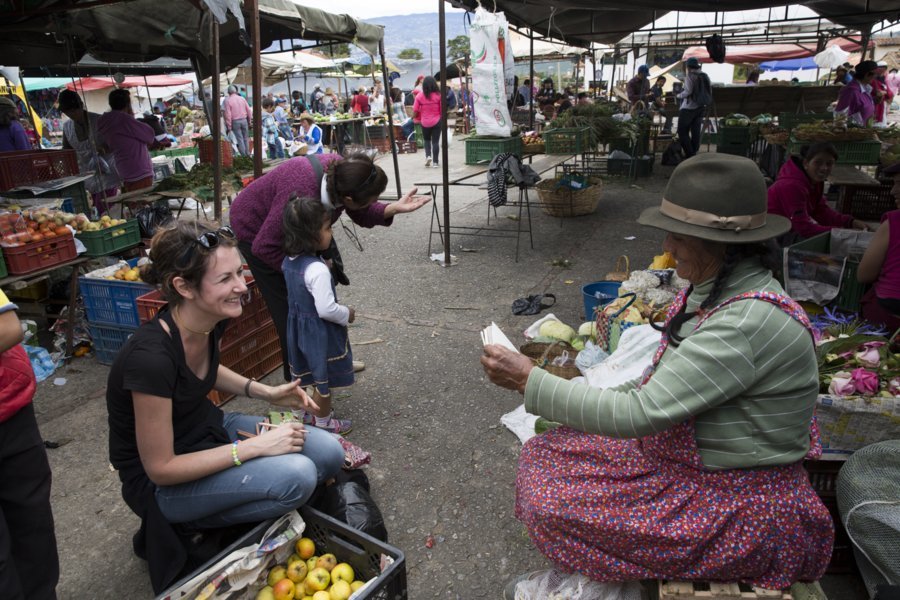 Stéphanie Ledoux au travail sur un marché - La Colombie avec "Aventure Colombia"
