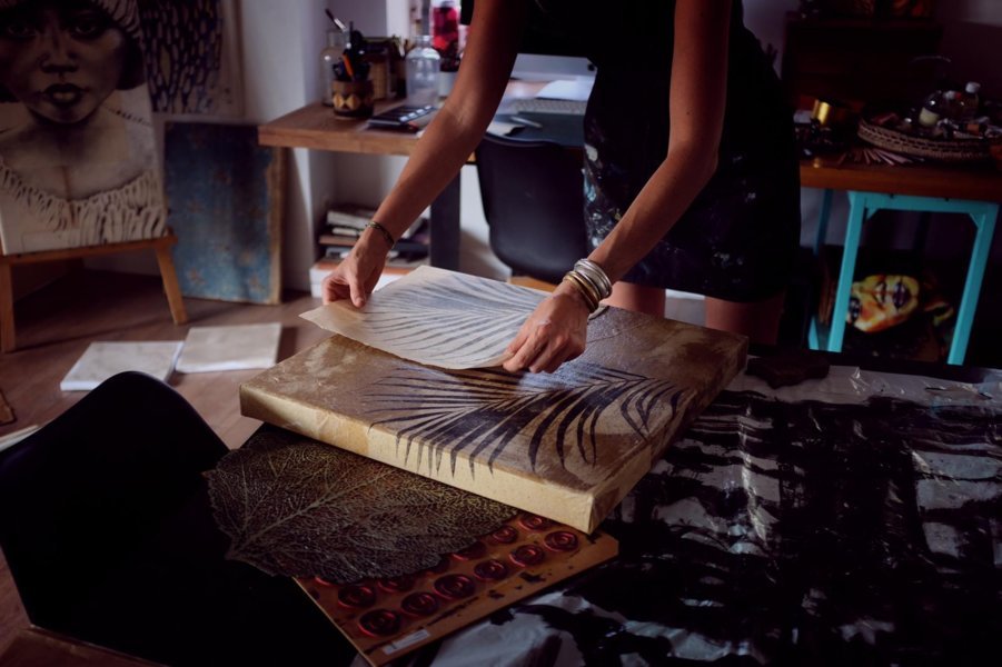 Stéphanie Ledoux par Kares Le Roy, en plein travail préparatoire de son exposition Tsanga Tsangana pour la librairie du Quai Branly du 14 septembre au 31 décembre 2018
