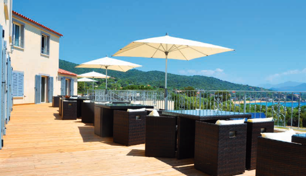 Sur la terrasse - Hôtel Porto Pollo - Casa Murina - Corse, France