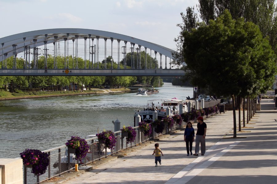Sur les bords de l'Oise avec le Daphne's au loin, péniche-hôtel venu s'amarrer là pour le No Mad Festival 2015 - Office de Tourisme de Cergy-Pontoise