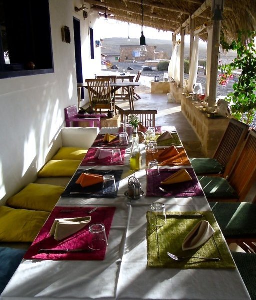 Table colorée dressée face à la plage - Écolodge Espingueira - île de Boavista, Cap-Vert