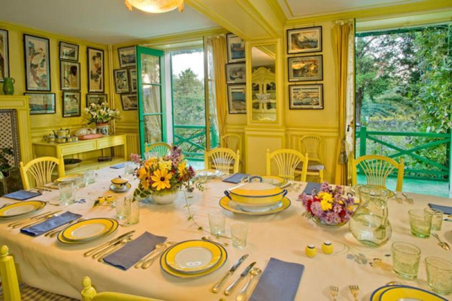 Table dressée dans la salle à manger de Monet