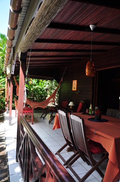 Terrasse couverte du bungalow Kawann