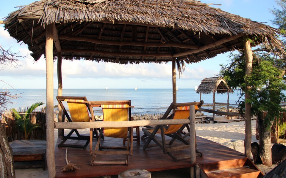 Transats sous les feuilles de coco tressées - Écolodge du Menabe - Belo sur Mer, Madagascar