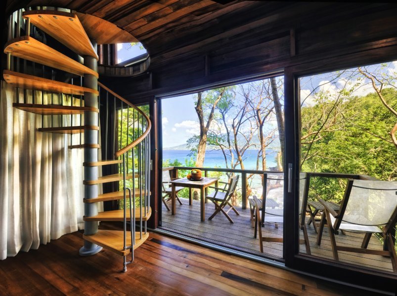 Un bungalow et sa terrasse - Le "Secret Bay", éco-resort de luxe à La Dominique