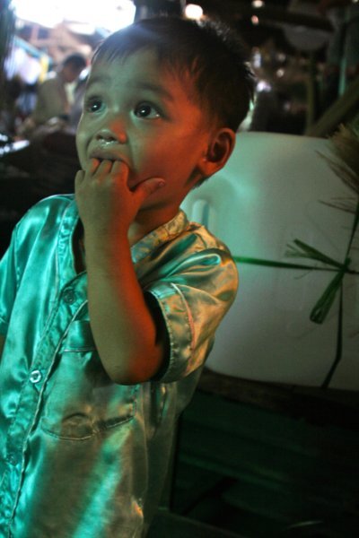 Un enfant au marché de Kampot