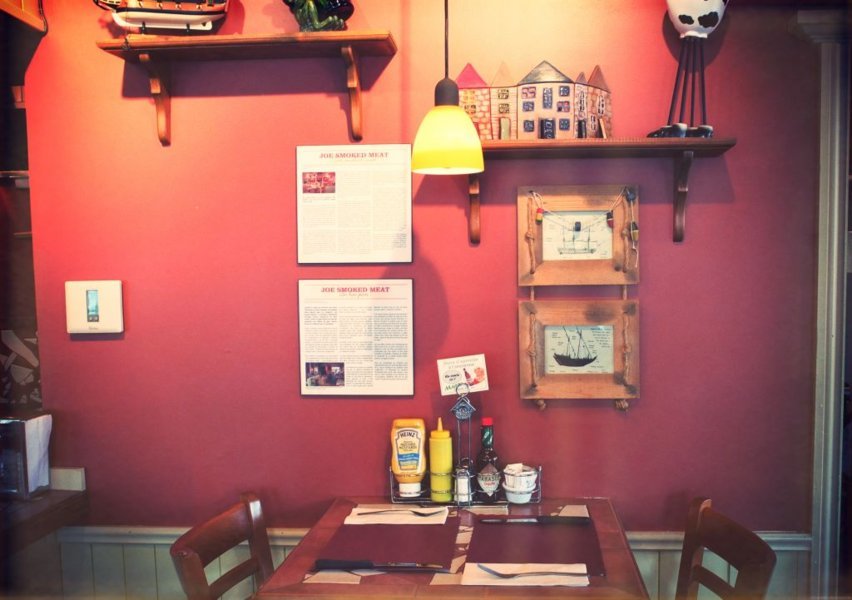 Un intérieur rétro où l'on se sont comme à la maison, "Joe Smoked Meat" - Canada