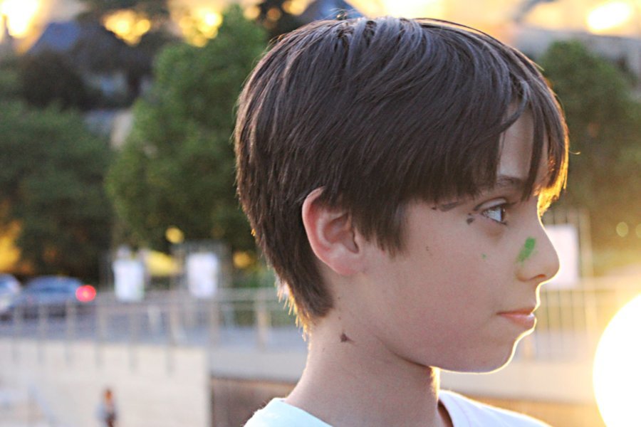 Un jeune kid ayant participé à l'atelier de graff animé par Art Osons avec un petit souvenir sur le nez... - No Mad Festival 2015
