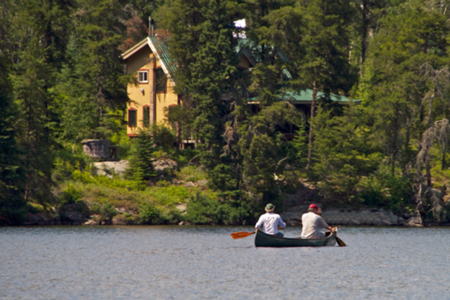 Un peu de pagaie avant de se retrouver au sec, Ecolodge du Falcon Trails Resort, High Lake - Manitoba, Canada