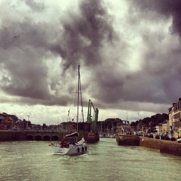 Un voilier rentre au port, Saint-Valéry-en-Caux, Seine-Maritime, Haute-Normandie