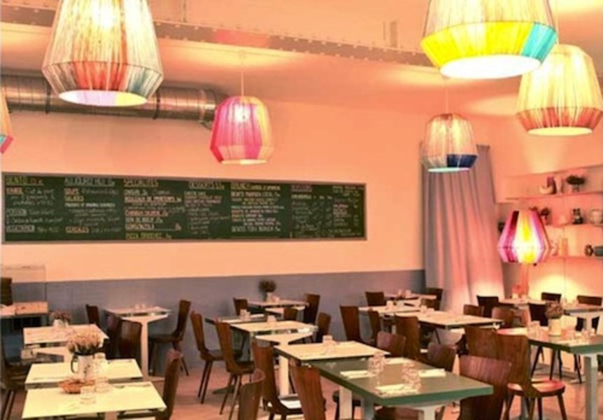 Une cantine lumineuse et colorée - Nanashi, Paris