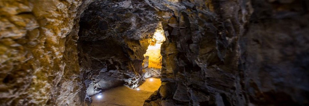 Une cave taillée dans la roche - Can Cuch, seconde vie pour une masia catalane dans le Parc National du Montseny - Catalogne