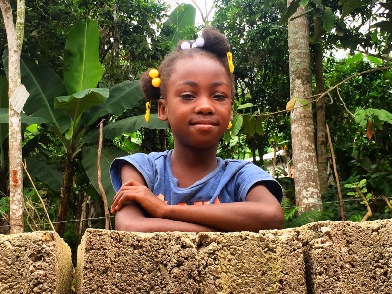 Une petite fille de Fonds Jean-Noël - Sur la route du café en Haïti, au coeur de la communauté de Fonds Jean-Noël