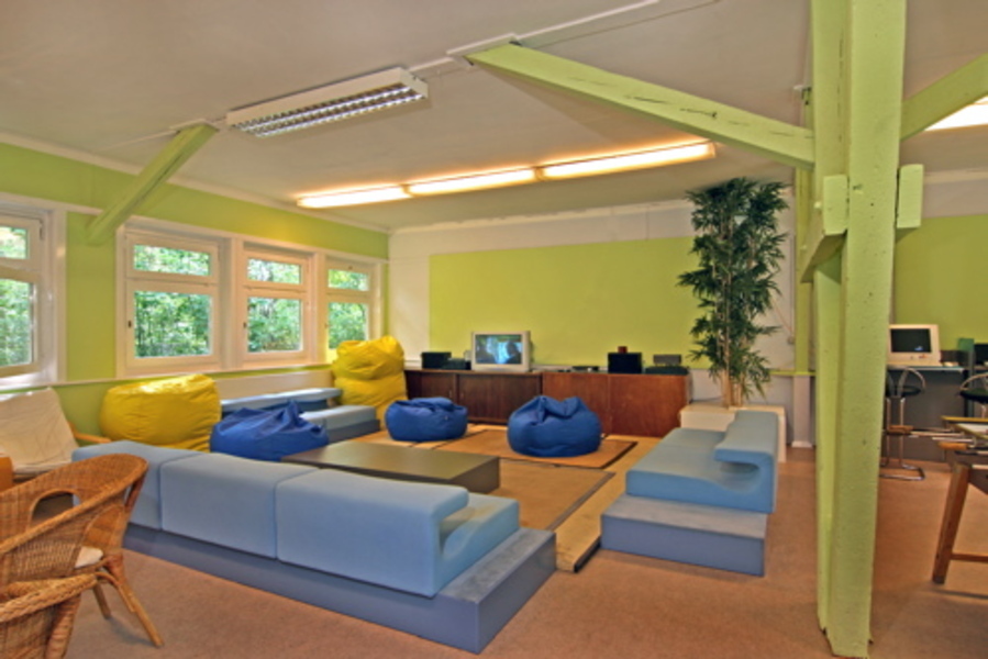 Une salle conviviale pour des soirées entre amis en pleine forêt, Jetpak Hostel Downtown in the Forest - Berlin, Allemagne