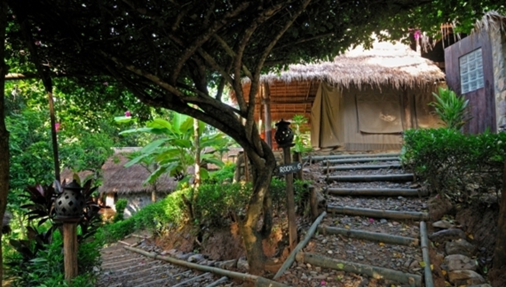 Une tente et son toit de chaume au Kamu Lodge, Laos