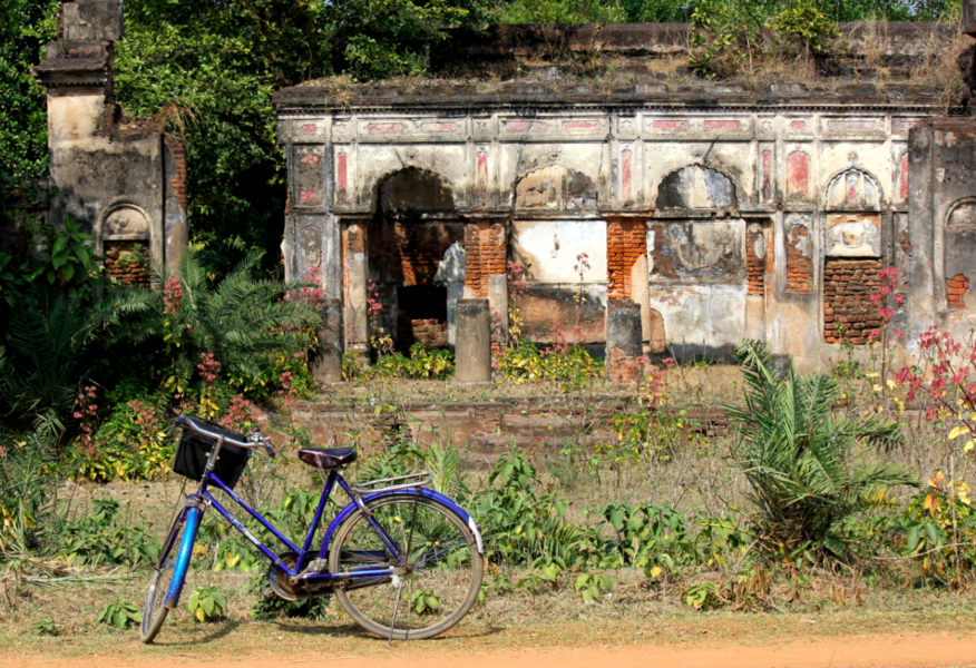 Vélo de Brigitte devant un vieux temple moghol à Mijapur - Bengale, Inde