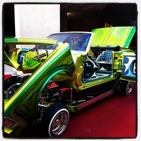 Voiture Low-Rider exposée sous la pyramide du Louvre dans le cadre de l'exposition "Les musées sont des mondes", carte blanche à Jean-Marie Gustave Le Clézio