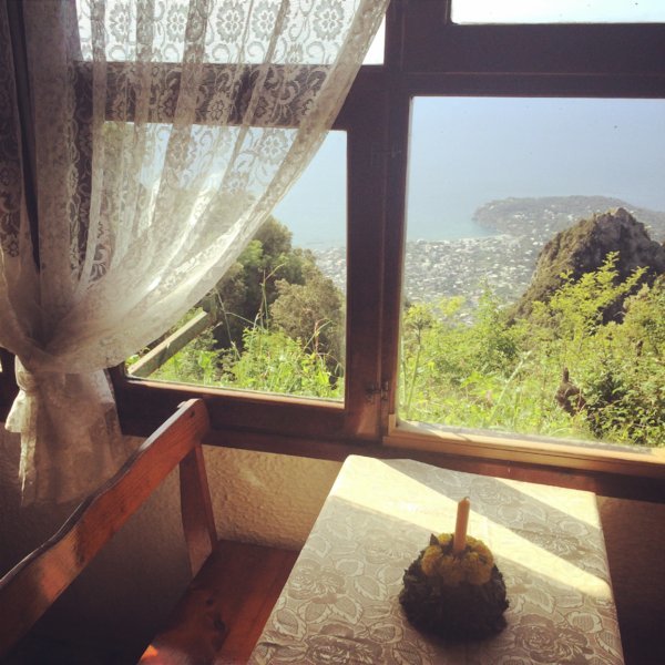 Vue directe sur la mer depuis les tables du resto La Grotta da Fiore - Ischia - Italie