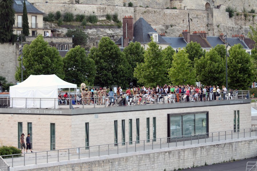 Vue plongeante sur la terrasse de l'OT de Cegy-Pontoise - No Mad Festival 2015 - Office de Tourisme de Cergy-Pontoise