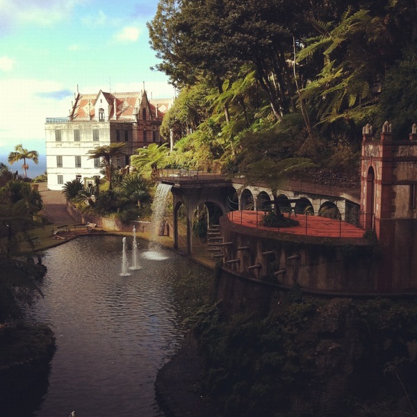 Vue sur l'ancien Monte Palace Hotel depuis le lac central - Jardin Tropical Monte Palace