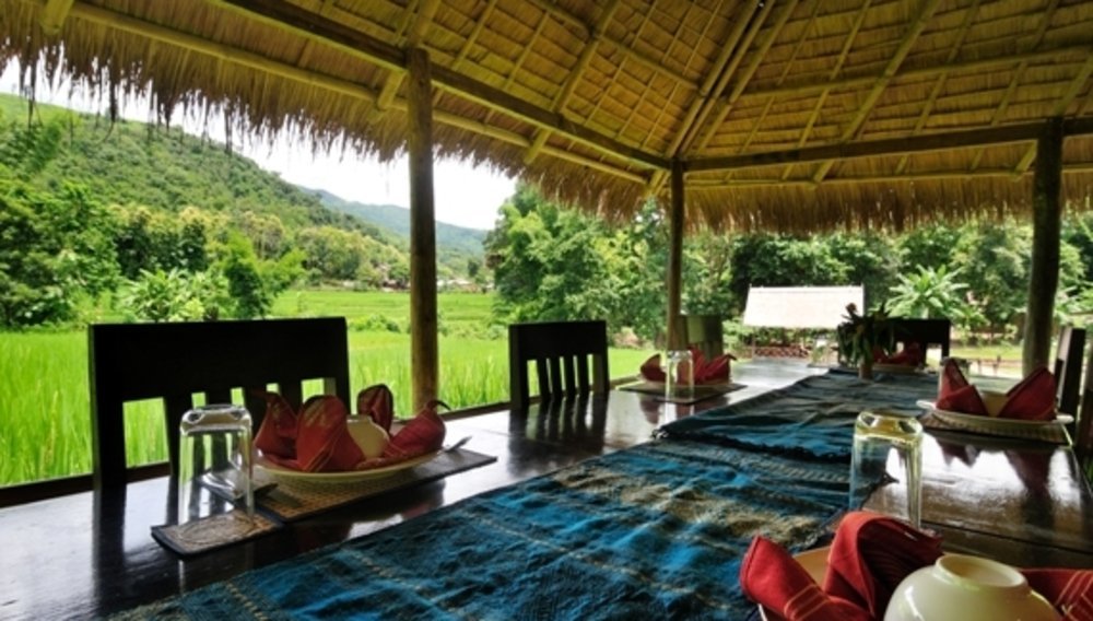 Vue sur les rizières depuis la salle de restaurant du Kamu Lodge, Laos