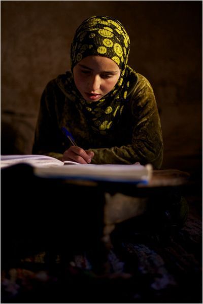 Zahira en train d'étudier - "Sur le chemin de l'école", de Pascal Plisson, sortie en salles le 25 septembre 2013