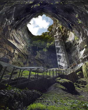 La bouche béante du Padirac, 35 m de diamètre, 103 m de haut - Le gouffre du Padirac - Lot, France