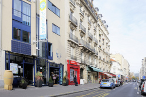 La façade du Solar Hôtel avec son panneau solaire et son récupérateur d'eau de pluie