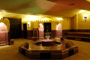 La salle tiède du Hammam "Les Cent Ciels" à Boulogne