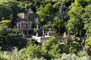 Le hameau de Milia, à flanc de montagne, perdu dans la verdure