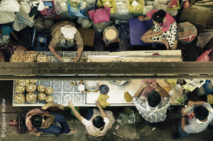 Pause déjeuner pour une poignée de vendeurs - Warorot Market - Chiang Mai, Thaïlande