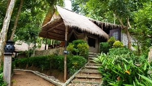Une tente de safari, un toit de chaume et une petite terrasse, tel est le concept des chambres du Kamu Lodge