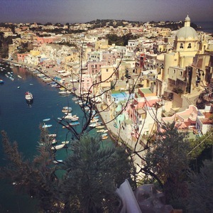 Vue plongeante sur la marina Corricella - Procida, Baie de Naples, Italie - Mai 2014